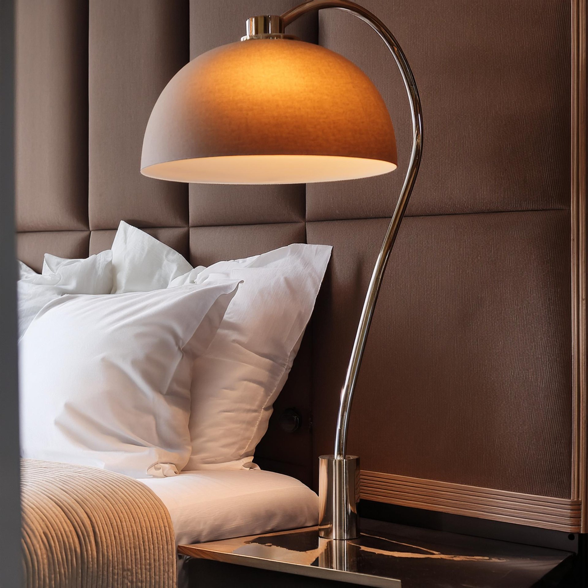 Bildausschnitt: ruhiges Hotelzimmer mit Nachttisch und Lampe